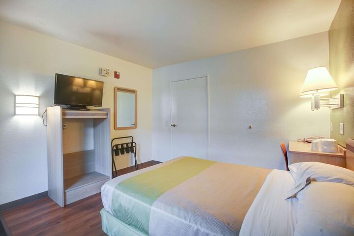 1 King Bed (1 of 10)