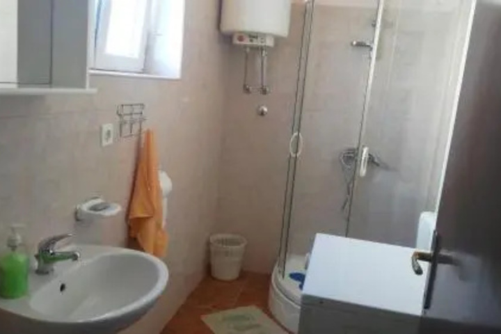 Room 7 of 16