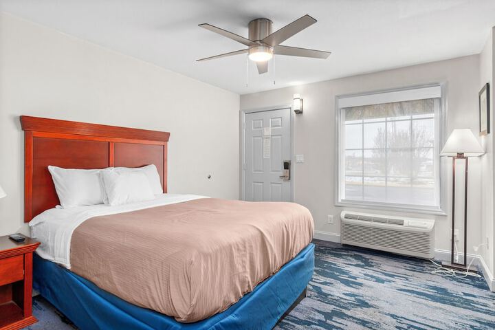 Standard King Bed Stair Accessible Only Bathtub (8 of 23)