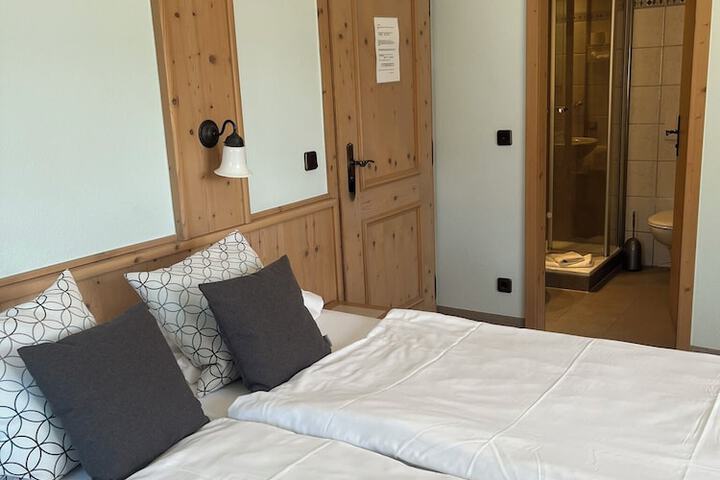Room 4 of 8