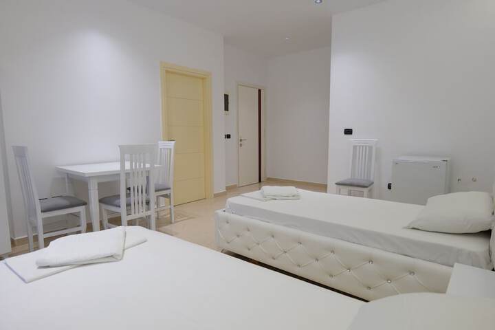 Room 4 of 33