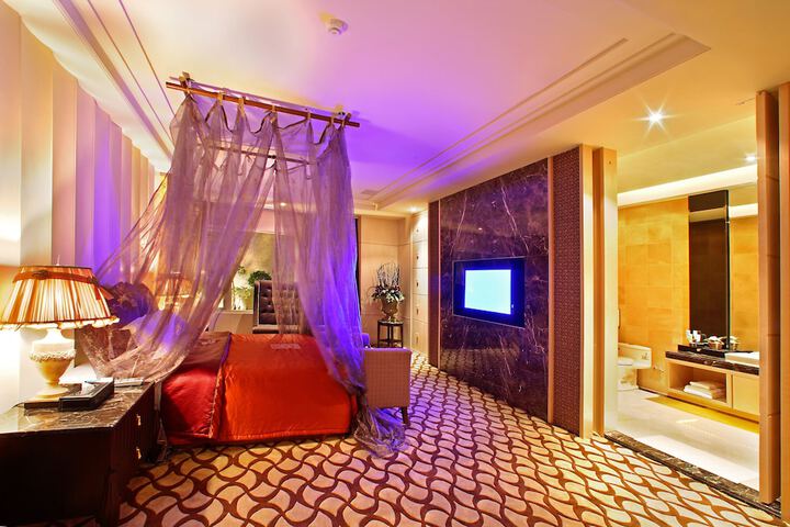 Room 14 of 32