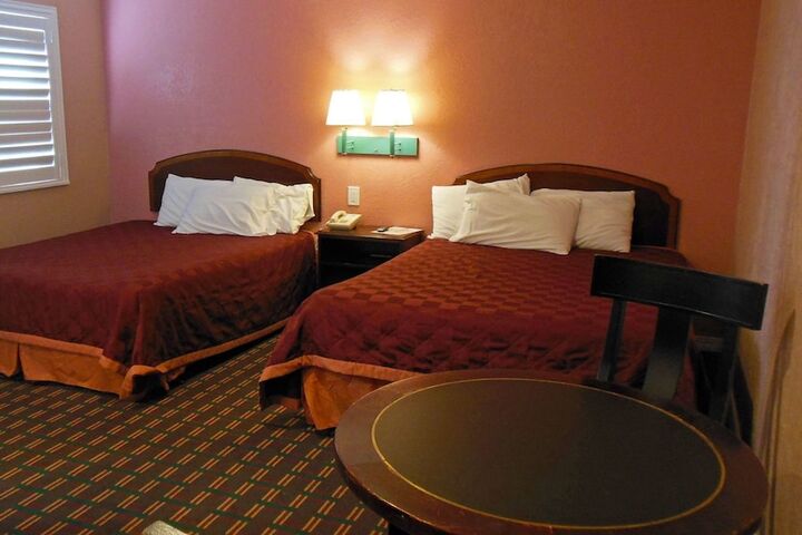 1 Queen Bed (11 of 15)