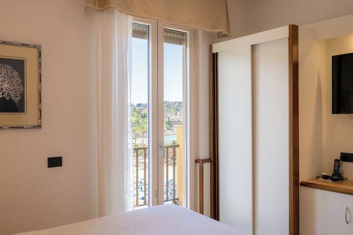 Room 42 of 247