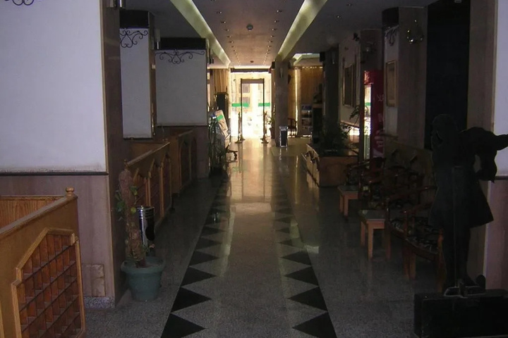 Room 4 of 10