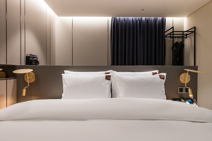 Room 10 of 48