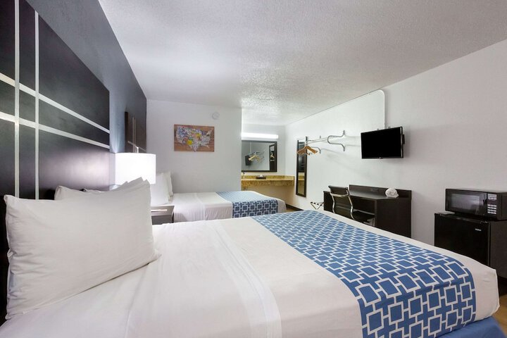 1 Queen Bed (5 of 22)