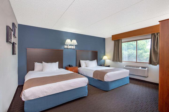 2 Queen Beds (5 of 10)