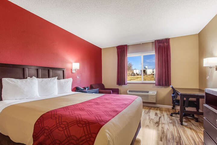 1 Queen Bed (12 of 16)