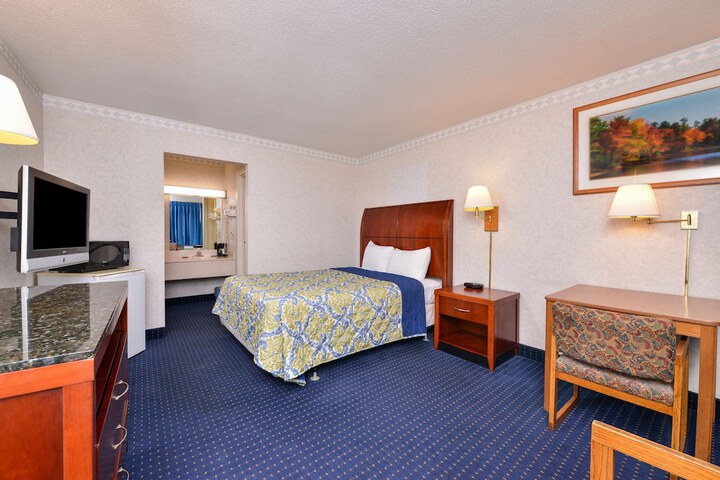 1 Queen Bed (7 of 13)