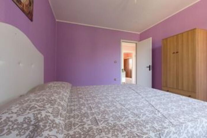 Room 11 of 38