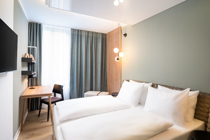Room 6 of 42