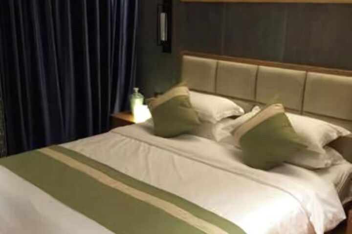 Room 8 of 9