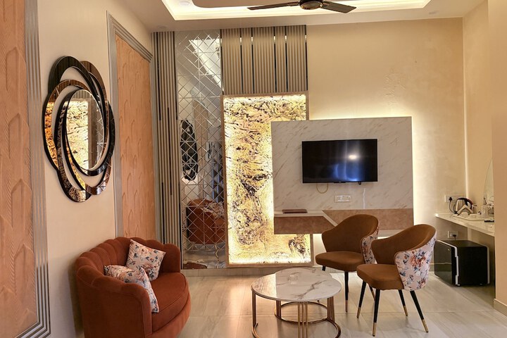 Room 8 of 33