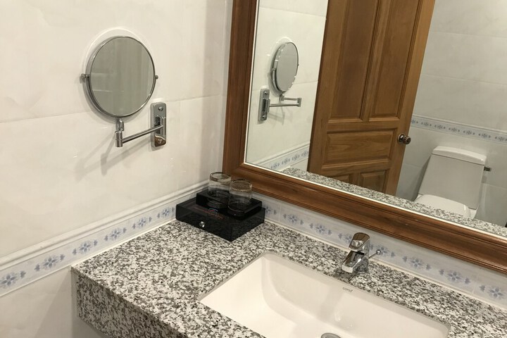 Room 28 of 67