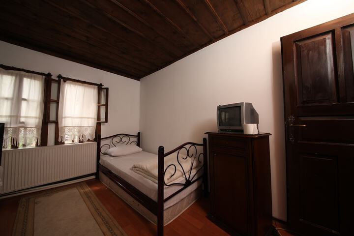 Room 4 of 46