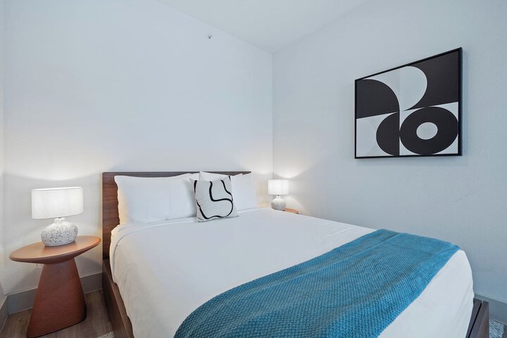 Room 33 of 656