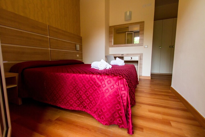 Room 4 of 32
