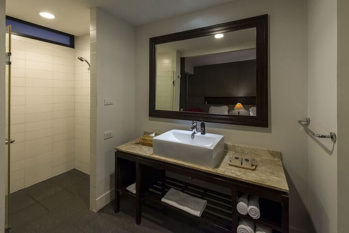 Room 28 of 77