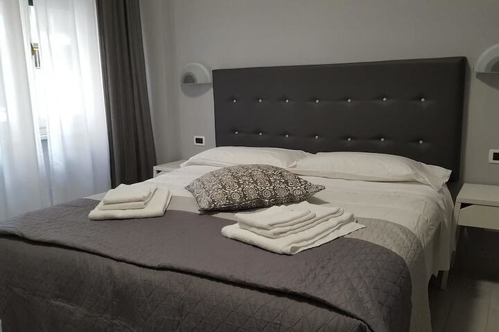 Room 10 of 16