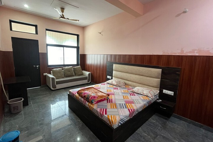 Room 2 of 10