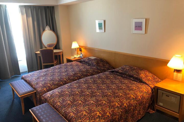 Room 27 of 104