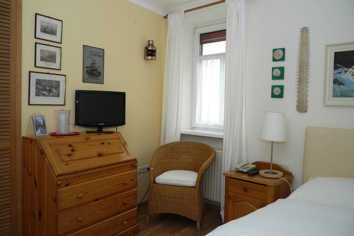 Room 6 of 80