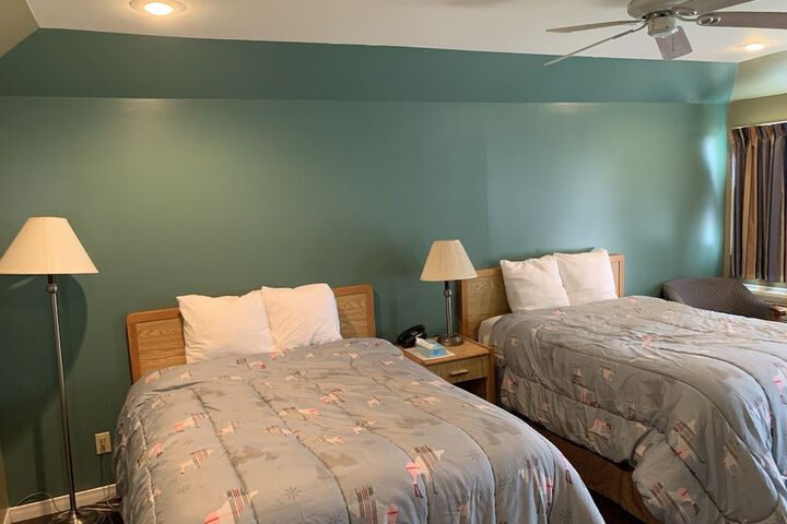 Comfort Cabin 2 Queen Beds Partial Lake View (4 of 7)