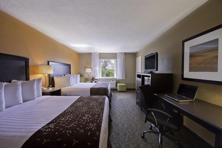 2 Queen Accessible Roll in Shower Microwave, Refrigerator WiFi Full Breakfast (6 of 25)