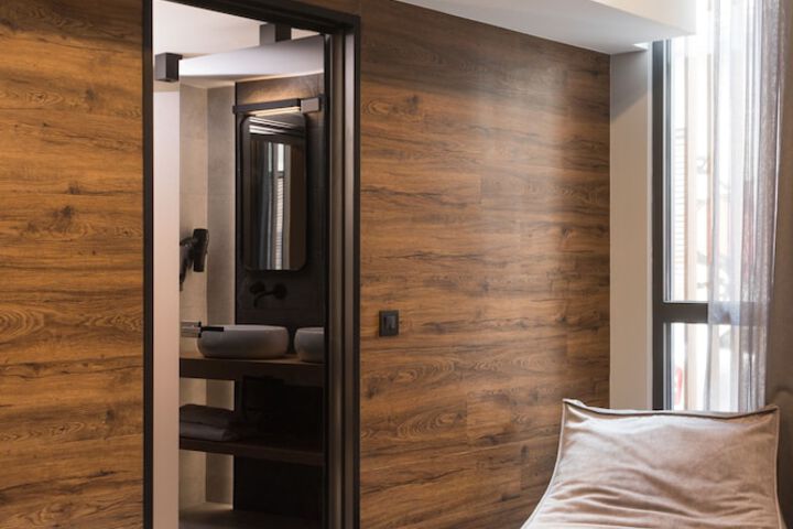 Room 4 of 102