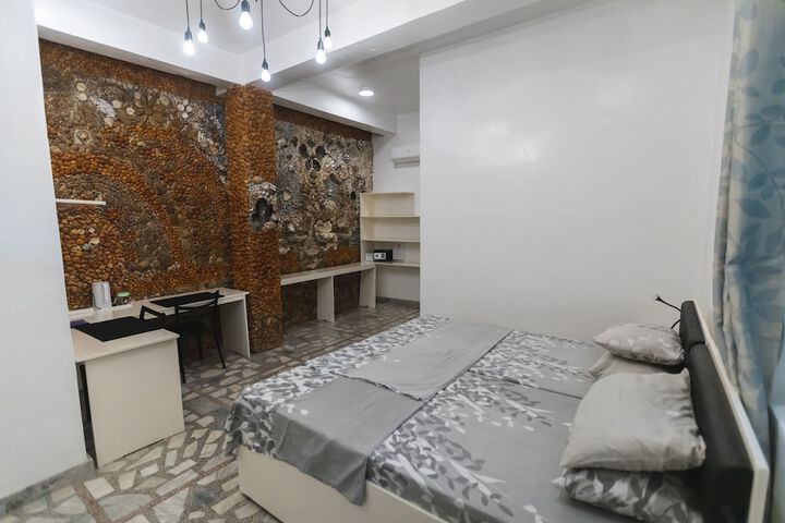 Room 4 of 8