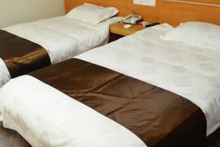 Room 4 of 8