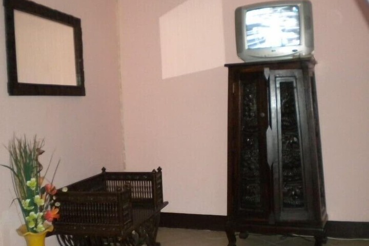 Room 9 of 12
