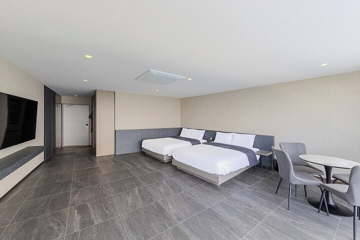 Room 15 of 32