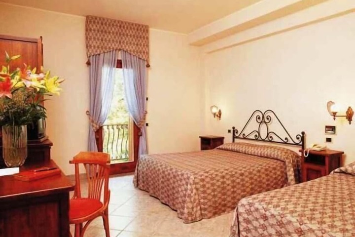 Room 10 of 39