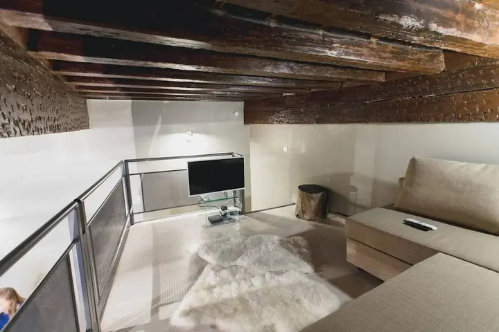 Room 4 of 7