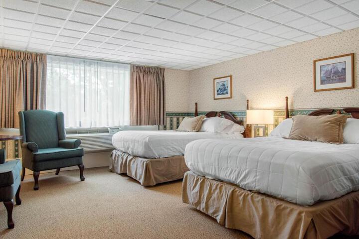 1 Queen Bed (2 of 17)