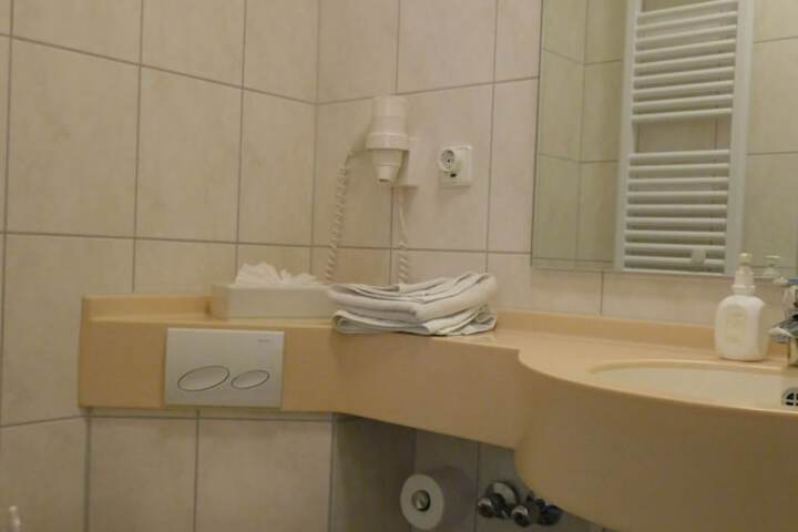 Room 34 of 65