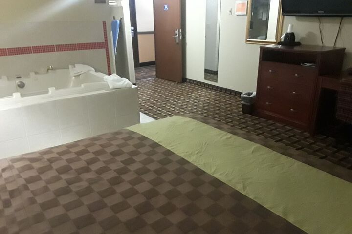 Deluxe King Bed (5 of 12)