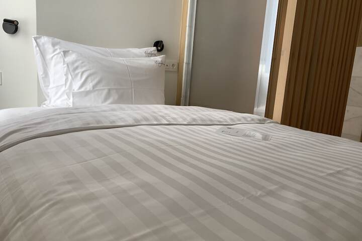 Room 3 of 65
