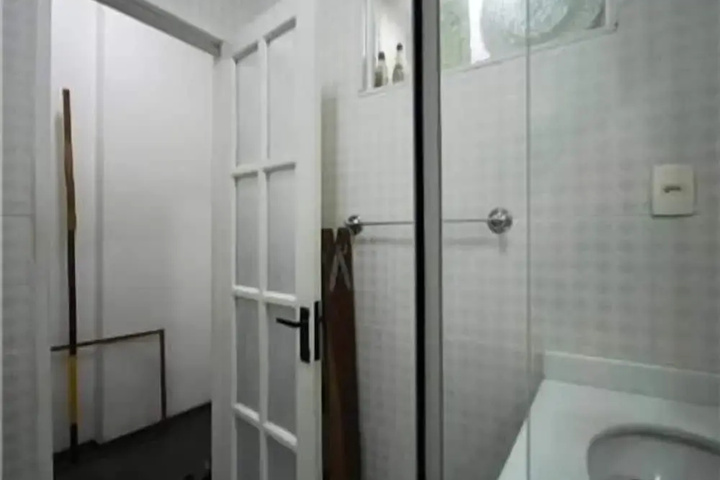 Room 6 of 12