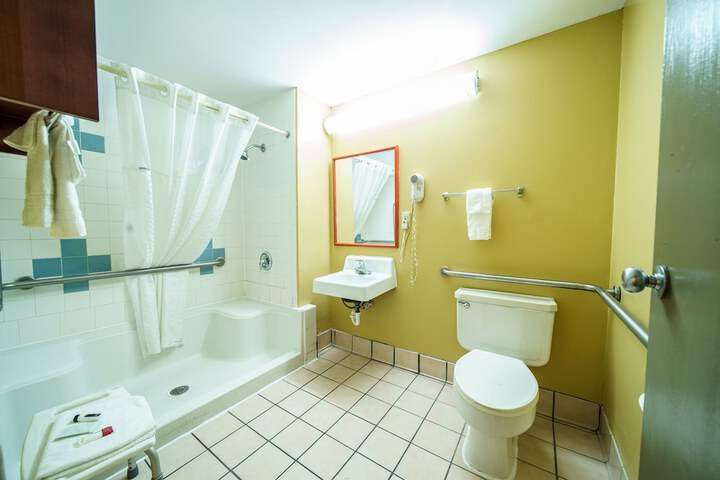 2 Queen Beds Mobility Hearing Accessible Room Roll in Shower (25 of 46)