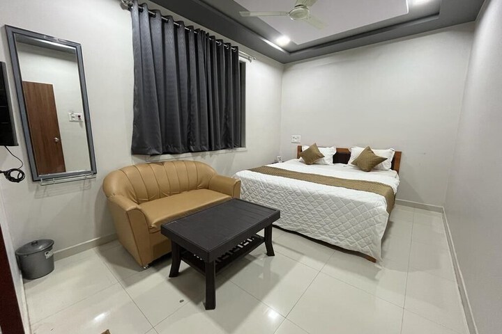 Room 4 of 9