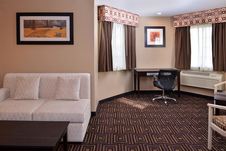 1 Queen Bed (6 of 7)