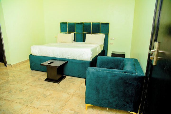 Room 2 of 32