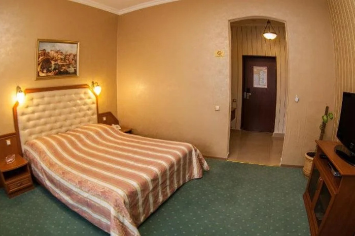 Room 4 of 11