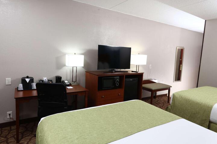 1 King Bed (2 of 17)