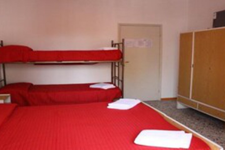 Room 10 of 16