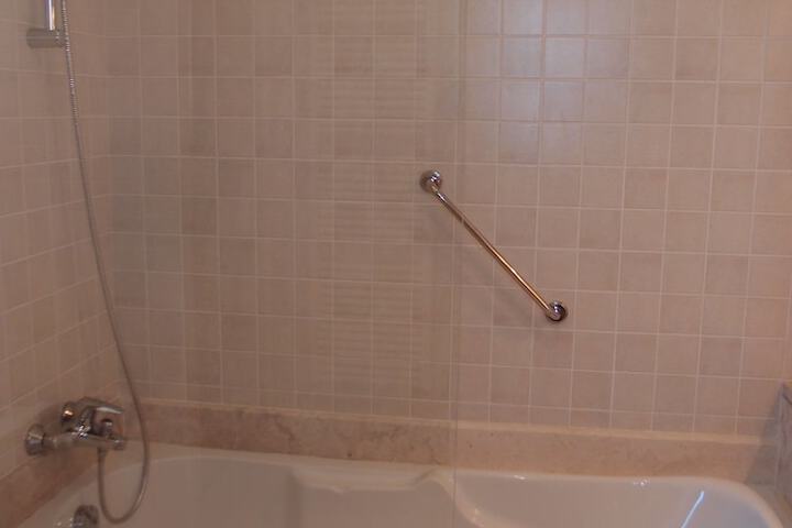 Deep soaking bathtub