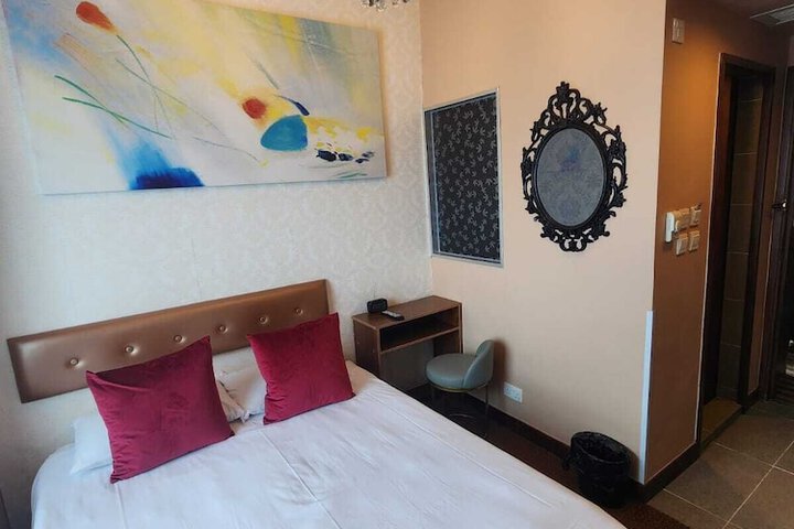 Room 7 of 25